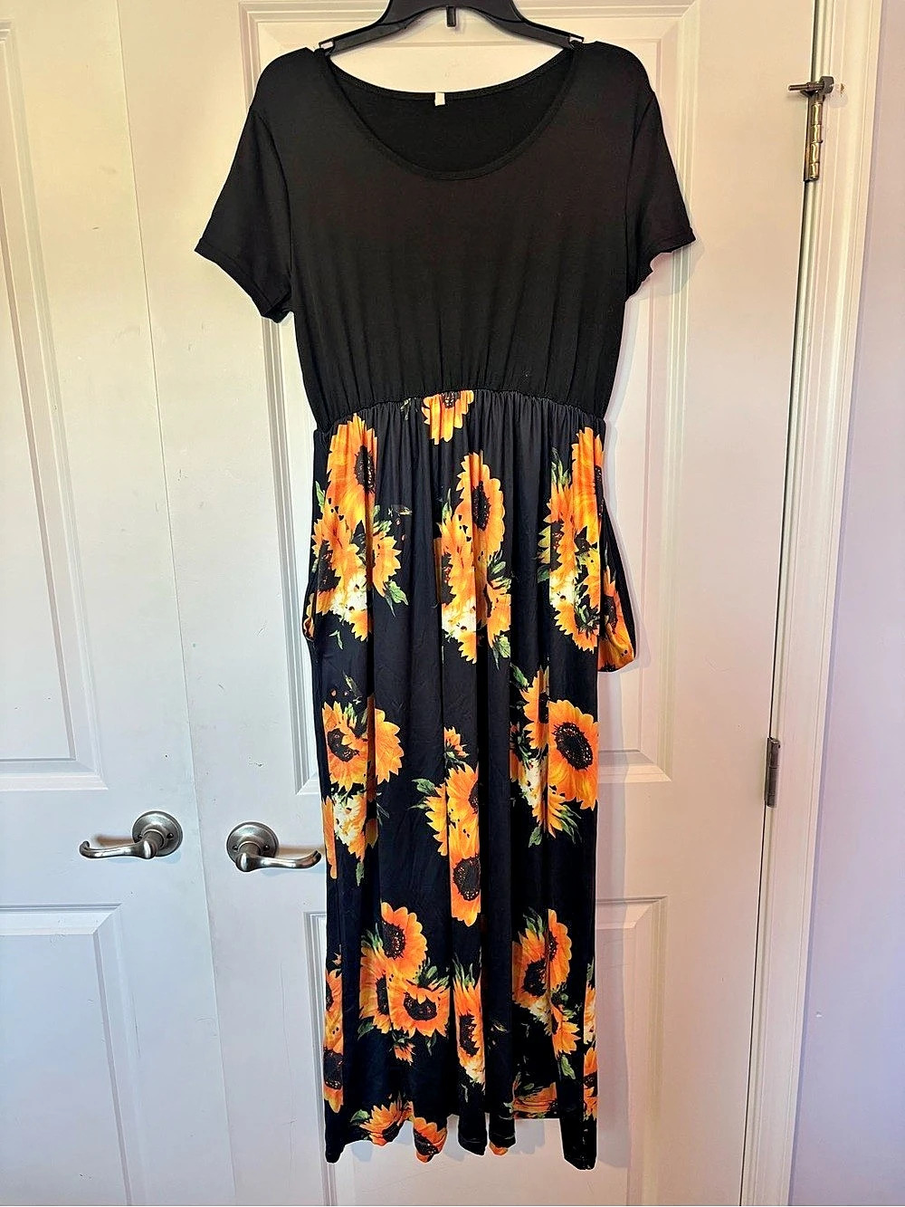 Floral Maxi Dress in Black & Orange w POCKETS Like New